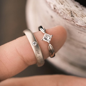 Anello di Fidanzamento di Lusso su Misura in Oro Massiccio 18K con Diamante Coltivato in Laboratorio - Set di Gioielli <span class=keywords><strong>Artigianali</strong></span> Colore D Purezza VVS - Product Image 1