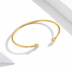 Bracelet ouvert en zircon, acier inoxydable avec placage sous vide or 14 carats, jonc fin doré avec deux extrémités rondes - Product Image 1