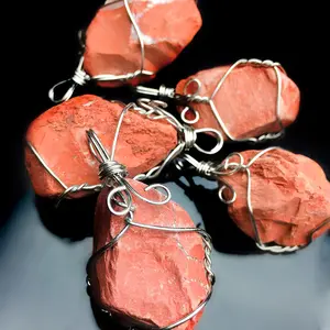 Vente en gros de pierres précieuses, minéraux de jaspe rouge, pierre brute de guérison, pendentif de méditation brute de jaspe rouge à vendre