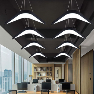 Lámparas de araña <span class=keywords><strong>LED</strong></span> modernas tipo cola de golondrina, luminaria de <span class=keywords><strong>interior</strong></span> para estudio u oficina, tamaño mediano, colgante de techo de hierro, regulable, negro - Product Image 4