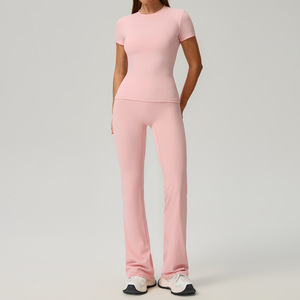 Conjunto de Yoga de 2 Piezas para <span class=keywords><strong>Mujer</strong></span>, Cuello Redondo, Manga Corta, Ajuste Delgado, Top y Pantalones Acampanados de Cintura Alta, Logotipo Personalizado, Ropa Deportiva para Gimnasio, Venta al por Mayor OEM 2026 - Product Image 1