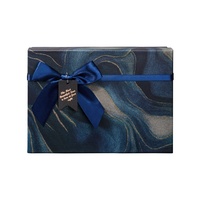 Boîte cadeau rectangulaire en papier texturé avec logo personnalisé, couvercle et base, emballage cadeau premium pour anniversaire