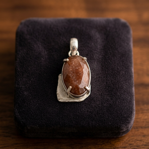 Ha Gems - Elegante Colgante Ovalado de Plata con Piedra Naranja y Piedra Solar Natural, Hecho a Mano en Rajasthan, Joyería para Mujer, Estilo Original para Boda - Product Image 3