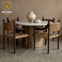Chaise de salle à manger rustique en bois massif noir avec assise et dossier tressés, style méditerranéen, avec embouts en forme de boule