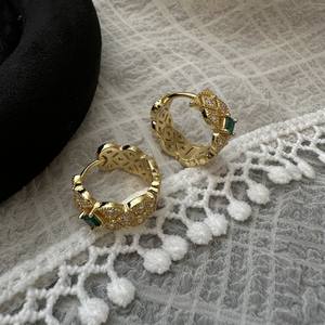 Boucles d'oreilles en argent pur S925, dentelle italienne, style vintage, design de niche, grille de diamants, zirconium vert, boucles d'oreilles exclusives en diamants - Product Image 5