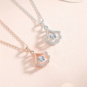 MN39 Regalo Romantico per San Valentino, Ciondolo a Foglia di Ginkgo in Argento Sterling 925 con Moissanite 0.5ct Colore D VVS per Proposta di Matrimonio - Product Image 3