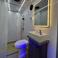 Remorque de douche et toilettes à double vasque avec miroir éclairé et ventilation de plafond, deux compartiments, pour équipe de tournage en coulisses