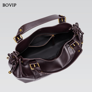 Sac fourre-tout T-101 marron foncé brillant avec poignée supérieure souple et fermeture éclair, imperméable, pour un <span class=keywords><strong>style</strong></span> <span class=keywords><strong>chic</strong></span> et décontracté au quotidien - Product Image 3