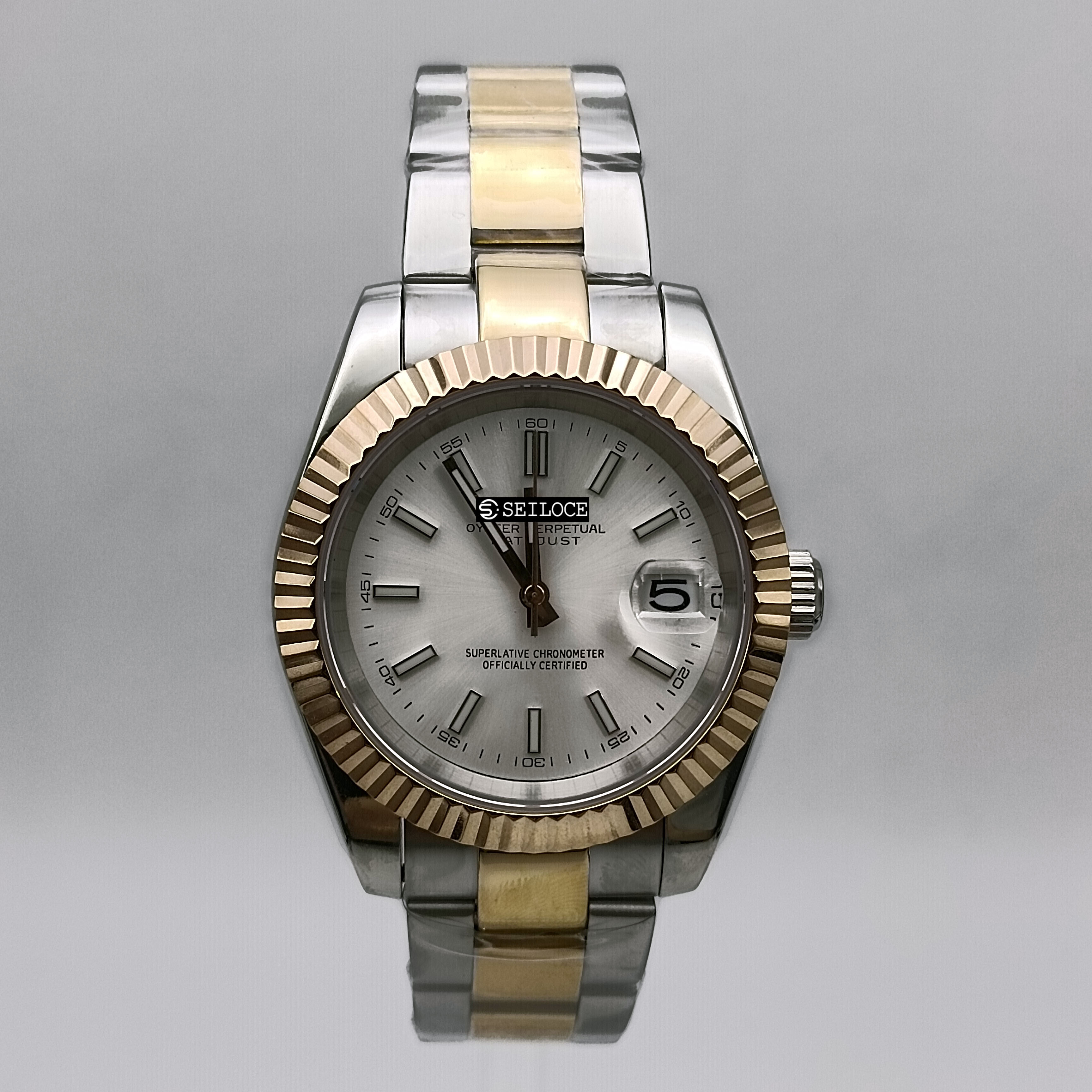 ตัวเรือนสีเงินโรสโกลด์ + หน้าปัดสีขาว