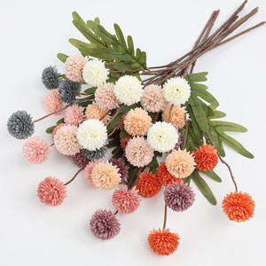 Decorazione per soggiorno <span class=keywords><strong>a</strong></span> 5 teste con decorazione <span class=keywords><strong>a</strong></span> <span class=keywords><strong>colori</strong></span> tavolo da ballo con crisantemo fiore di seta