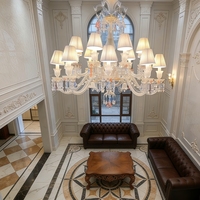Lustre en cristal K9 personnalisé de luxe au design artistique pour salon avec abat-jour en tissu, fabricant d'éclairage pour banquets