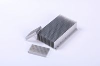 Dissipateur thermique carré en aluminium extrudé pour LED, usiné CNC, surface anodisée, découpé sur mesure