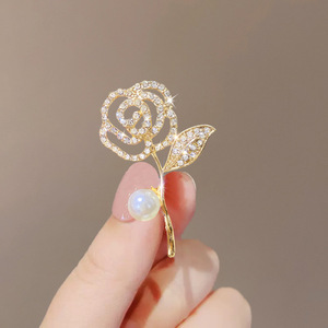 Broche de Flores de Cristal Chapado en Oro de Aleación de Lujo Elegante 2025 para Trajes de Mujer y Niños, Bodas, Fiestas o Regalos - Product Image 4