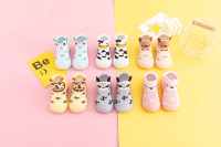 Nouvelle Arrivée Chaussons-chaussettes pour bébé en maille tricotée à motif taches de vache blanches, avec languette de traction, semelle souple et flexible en TPE antidérapante, Vente en gros