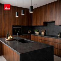 Cuisine haut de gamme Alland en bois de noyer naturel moderne, îlot en marbre noir luxueux pour une nouvelle maison de rêve sur mesure