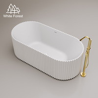 Baignoire balnéo de luxe WhiteForest à parois larges cannelées et côtés droits pour hôtel et villa, baignoire ovale autoportante en acrylique de haute qualité