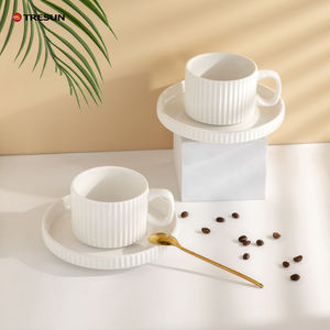 Ensemble tasse à café et soucoupe en céramique japonaise traditionnelle avec des motifs élégants pour des goûts sophistiqués - Product Image 2