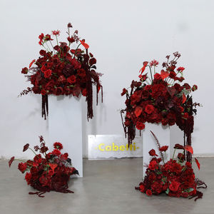 كرة زهور اصطناعية فاخرة كبيرة من الورد والهيدرانجيا باللون الأحمر والبورجندي لتزيين طاولات حفلات الزفاف والمناسبات - Product Image 1