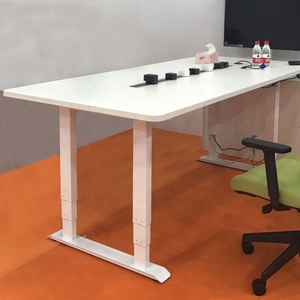 Muebles de oficina ergonómicos, soporte de cuatro monitores, mesa de oficina, marco de escritorio de pie, escritorio de elevación eléctrica, escritorio ajustable en altura - Product Image 3