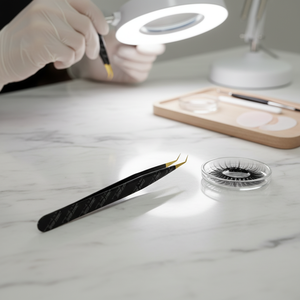 Pinzas de Acero Inoxidable para Extensión de Pestañas con Punta Dorada en Negro, Suministros Personalizados para Pestañas - Product Image 3