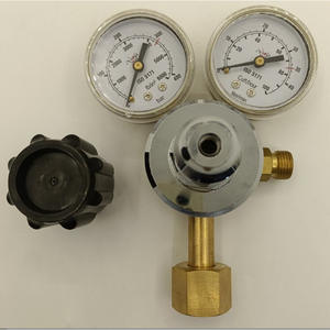 Régulateur de pression de coupe industriel de style américain pour dioxyde de carbone, oxygène, acétylène, avec manomètre d'oxygène, entrée orientée vers le bas - Product Image 2