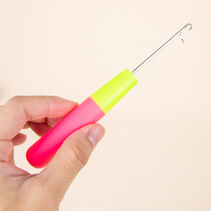 Aguja de plástico para extensiones de cabello, con bloques de color rosa y verde, para uso en salón - Product Image 1