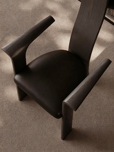 Sedia da pranzo Wabi con schienale alto a doghe e braccioli, struttura in legno di gomma nero, seduta imbottita in morbida pelle, gambe solide e spesse - Product Image 3