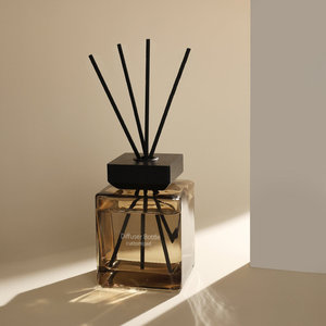 Diffuseur de parfum en verre ambré carré de luxe de haute qualité avec bouchon en bois massif noir et bâtonnets en fibre, vide et rechargeable - Product Image 1