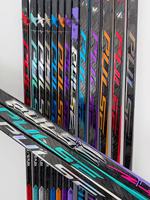 Prix de gros d'usine en stock, derniers modèles de bâtons de hockey sur glace avec autocollant de nom gratuit