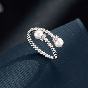 แหวนเปิดสแตนเลสประดับมุกทรงกลมธรรมชาติ ดีไซน์หรูหรา ปรับขนาดได้ สำหรับผู้หญิง สวมใส่นิ้วชี้ ใช้ได้ทุกวัน สามารถสวมซ้อนกันได้ - Product Image 1