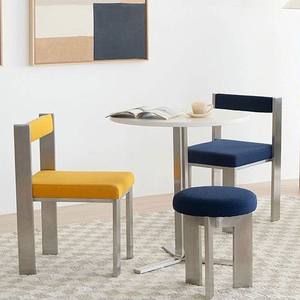 Como se sabe, silla metálica con estructura acolchada para uso en restaurantes. - Product Image 3