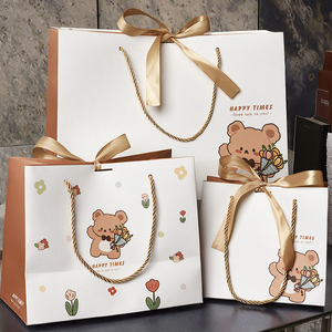 Bolsa de Regalo Clásica de Papel Kraft Little Bear para el Día del Niño con Asa de Cinta, para Exhibición y Uso en Supermercados, Empaque para Dulces - Product Image 2