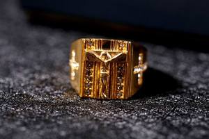 Bague avec image de Jésus et croix latérale |   Bijoux religieux en acier inoxydable plaqué or PVD incrustés de zircon - Product Image 3