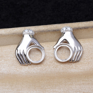 Pendientes con Forma de Mano Dorada con Cristales y Piedras de Imitación, Chapados en Oro de 22k, Joyería Moderna para Mujer para Uso Diario - Product Image 3