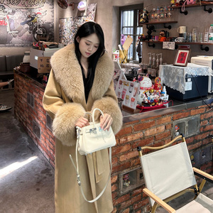 Cappotto Lungo Invernale Elegante da <span class=keywords><strong>Donna</strong></span> in Lana e Cashmere a Doppia Faccia con Collo in Vera Pelliccia di Volpe, Design Vintage, Colore Marrone Maillard - Product Image 2