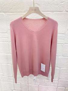 Vente en gros de <span class=keywords><strong>pull</strong></span> à <span class=keywords><strong>col</strong></span> en <span class=keywords><strong>V</strong></span> en laine 100% pour femmes avec logo personnalisé de différentes couleurs <span class=keywords><strong>Prix</strong></span> du fabricant - Product Image 6