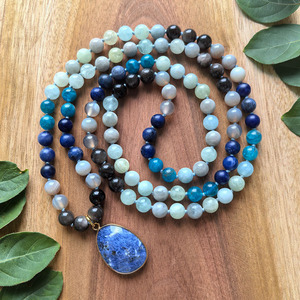 สร้อยคอมุกมาลา <span class=keywords><strong>108</strong></span> เม็ด ทำด้วยมือ, โซดาไลต์ธรรมชาติ, อะพาไทต์, อะความารีน, เกรย์ออนิกซ์, จาปามาลา, คริสตัลบำบัด, ของขวัญสำหรับโยคะและการสวดมนต์ - Product Image 3