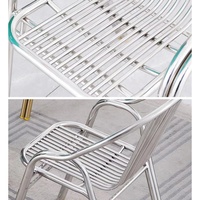 Chaise empilable industrielle moderne en acier inoxydable durable pour l'intérieur et l'extérieur, idéale pour les salles à manger, jardins, cafés, restaurants et cours.