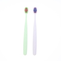Brosse à dents manuelle colorée pour usage familial, pour adultes, nettoyage interdentaire efficace, poils doux, manche en PP