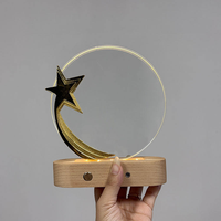 Nouveau Design Led Light up Blanc Rond avec Étoile en Métal Doré Crystal Plaque Crystal Trophy Award avec Base de Lumière en Bois