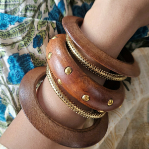 Brazalete de Madera Natural para Mujer, Hecho a Mano, Tallado, con Adornos en Tono Dorado, Estilo Boho, Accesorio de Moda para Bodas - Product Image 1