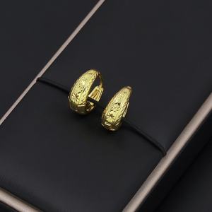 Boucles d'oreilles Huggie géométriques tendance pour femmes JXX Factory, plaquées or 24 carats, en laiton, prix de gros - Product Image 4