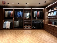 Meubles élégants sur mesure pour magasin de vêtements pour hommes, mobilier d'aménagement intérieur pour boutiques de costumes et de vêtements sur mesure pour hommes