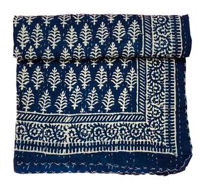 Cubrecama Kantha con Estampado Floral Índigo, 90×108 Pulgadas, Tamaño Doble, Hecho a Mano, de Algodón, con Borde Tradicional Indio - Product Image 1