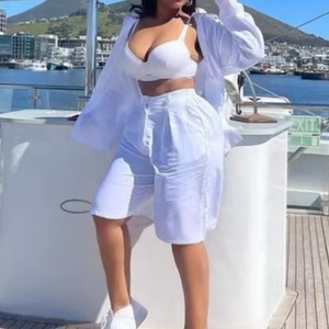 Conjunto de 2 Piezas Blanco para Mujer - Camisa de Manga Larga con Botones y Pantalones Cortos hasta la Rodilla, Estilo Africano - Product Image 5