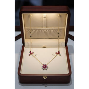 Collier pendentif floral en or 18 carats avec rubis et diamants, chaîne à perles noires, bijoux élégants et raffinés pour les êtres chers - Product Image 3