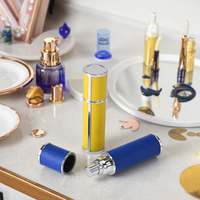 Mini Bouteille de Parfum en Verre avec Étui Plat en Cuir 5ml, Atomiseur Spray Rotatif Facile à Transporter, Format Voyage Poli, Capacité 5ml, Diffuseur Vide