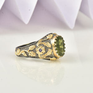 Anillo de Plata de Ley 925 con Peridoto Natural Ovalado Verde, Chapado en Oro, Estilo Vintage, Joyería Artesanal de Moku Jewellery - Product Image 3