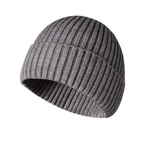 Bonnet tricoté d'hiver personnalisé avec patch en cuir et pompon en fourrure, style décontracté et confortable - Product Image 4