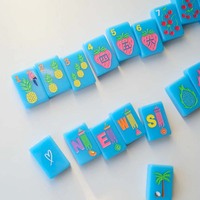 Jeu de Mahjong Tropical Estival Adorable en Acrylique Bleu Clair, 160 Tuiles, Motif Fruits et Perroquets, Cadeau Unique pour Filles, Idéal pour Vacances à la Piscine et Soirées Jeux